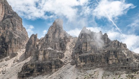 Foto de Famoso Tre Cime di Lavaredo a la hora de verano. Paisaje de los Alpes. Dolomitas, Alpes, Italia, Europa (Drei Zinnen) - Imagen libre de derechos