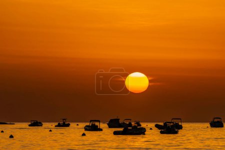 Téléchargez les photos : Coucher de soleil avec Plage du Sagnone, Corse, France - en image libre de droit