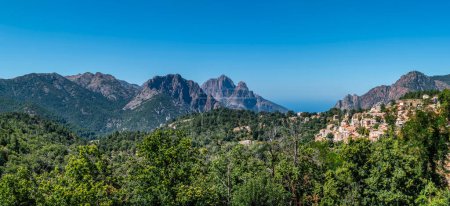 Foto de Paisaje con Evisa, pueblo de montaña en el depar Corse-du-Sud - Imagen libre de derechos