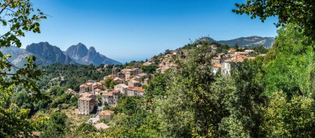 Téléchargez les photos : Paysage avec Evisa, village de montagne dans le depar Corse-du-Sud - en image libre de droit
