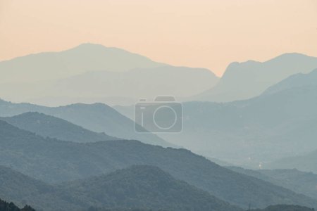 Téléchargez les photos : Vue du paysage de montagne avec couches, Corse, France - en image libre de droit