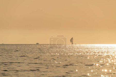 Téléchargez les photos : Yacht au soleil couchant, au soleil, Corse, France - en image libre de droit