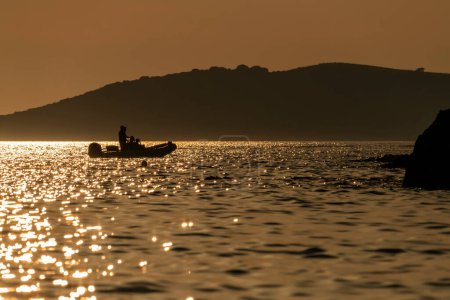 Téléchargez les photos : Yacht au soleil couchant, au soleil, Corse, France - en image libre de droit