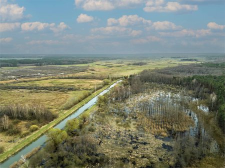 Téléchargez les photos : Belle vue sur les eaux de crue printanières de la rivière, panoramique - en image libre de droit