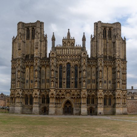Foto de Wells, Reino Unido - 1 de septiembre de 2022: vista de las dos agujas y la parte delantera de la catedral de Wells gótica de Somerset - Imagen libre de derechos