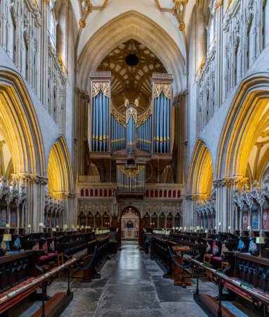 Téléchargez les photos : Wells, Royaume-Uni - 1er septembre 2022 : vue du chœur et de l'orgue de l'église à l'intérieur de la cathédrale historique de Wells - en image libre de droit