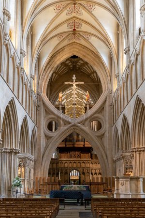 Téléchargez les photos : Wells, Royaume-Uni - 1er septembre 2022 : vue intérieure de la cathédrale de Wells dans le Someset avec la nef centrale et l'autel - en image libre de droit