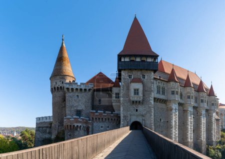 Foto de Hunedoara, Rumania - 17 de octubre de 2022: vista del histórico castillo de Corvin del siglo XV en Hunedoara, Transilvania - Imagen libre de derechos