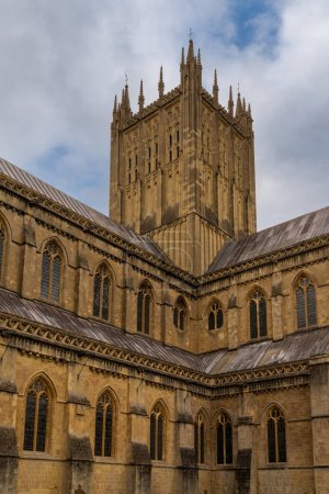 Téléchargez les photos : Wells, Royaume-Uni - 1er septembre 2022 : vue verticale de la cathédrale de Wells - en image libre de droit