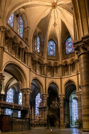 Téléchargez les photos : Canterbury, Royaume-Uni - 10 septembre 2022 : vue sur le presbytère à l'intérieur de la cathédrale historique de Canterbury - en image libre de droit