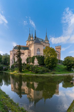 Foto de Bojnice, Eslovaquia - 26 de septiembre de 2022: vista del Castillo de Bojnice con reflejos en el foso - Imagen libre de derechos