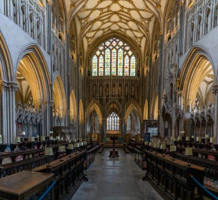 Téléchargez les photos : Wells, Royaume-Uni - 1er septembre 2022 : vue sur le choeur et la nef centrale à l'intérieur de la cathédrale historique de Wells - en image libre de droit