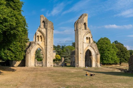 Foto de Glastonbury, Reino Unido - 1 de septiembre de 2022: vista de las ruinas del cruce en la Abadía de Glastonbury - Imagen libre de derechos