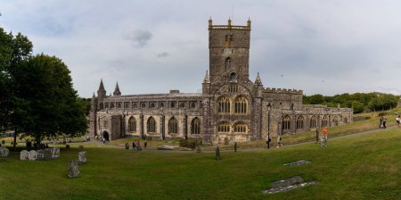 Téléchargez les photos : St Davids, Royaume-Uni - 28 août 2022 : vue panoramique sur la cathédrale et le cimetière de St Davids dans le Pembrokeshire - en image libre de droit