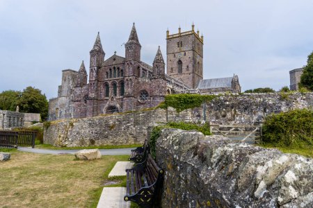 Téléchargez les photos : St Davids, Royaume-Uni - 28 août 2022 : vue sur la cathédrale St Davids dans le Pembrokeshire - en image libre de droit
