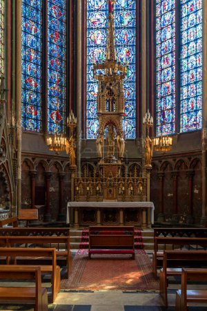 Foto de Amiens, Francia - 12 de septiembre de 2022: adornado altar de oro en una de las capillas laterales de la histórica Catedral de Amiens - Imagen libre de derechos