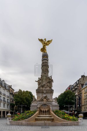 Foto de Reims, Francia- 13 Septiembre, 2022: vista de la estatua de la Fuente Sube con el ángel de oro en el centro de Reims - Imagen libre de derechos