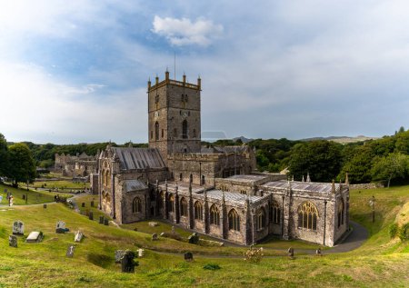 Téléchargez les photos : St Davids, Royaume-Uni - 28 août 2022 : vue sur la cathédrale et le cimetière de St Davids dans le Pembrokeshire - en image libre de droit