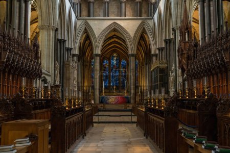 Téléchargez les photos : Salisbury, Royaume-Uni - 8 septembre 2022 : vue du chœur dans la cathédrale historique de Salisbury - en image libre de droit