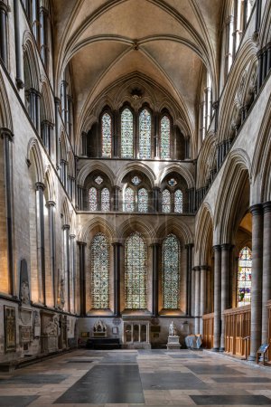 Téléchargez les photos : Salisbury, Royaume-Uni - 8 septembre 2022 : vue sur la nef latérale de la cathédrale historique de Salisbury - en image libre de droit