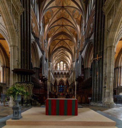 Téléchargez les photos : Salisbury, Royaume-Uni - 8 septembre 2022 : vue sur l'autel et la nef centrale à l'intérieur de la cathédrale historique de Salisbury - en image libre de droit