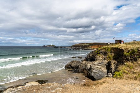 Téléchargez les photos : Une vue sur la côte rocheuse de Cornouailles avec le phare de Godrevy derrière - en image libre de droit