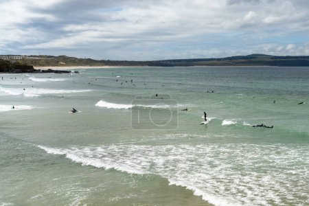 Téléchargez les photos : Gwithian, Royaume-Uni - 4 Septembre, 2022 : les surfeurs profitent de bonnes vagues à Gwithian Beach dans la baie de St. Ives - en image libre de droit
