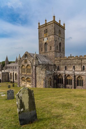 Téléchargez les photos : St Davids, Royaume-Uni - 28 août 2022 : vue verticale de la cathédrale St Davids dans le Pembrokeshire - en image libre de droit