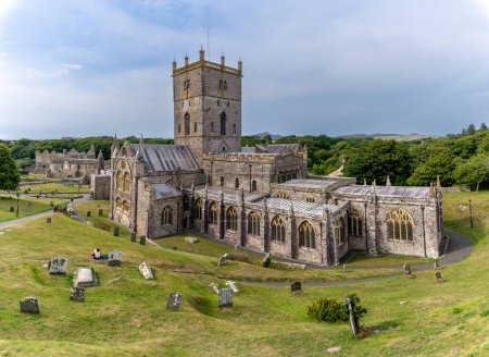 Téléchargez les photos : St Davids, Royaume-Uni - 28 août 2022 : vue sur la cathédrale et le cimetière de St Davids dans le Pembrokeshire - en image libre de droit