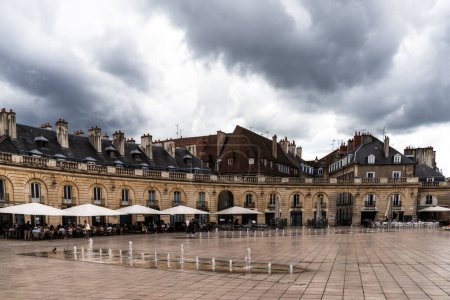 Téléchargez les photos : Dijon, France - 14 septembre 2022 : Place de la Liberacion dans le centre historique de Dijon sous un ciel orageux - en image libre de droit