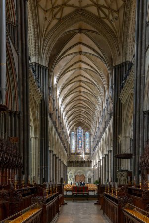 Téléchargez les photos : Salisbury, Royaume-Uni - 8 septembre 2022 : vue sur le chœur et la nef centrale à l'intérieur de la cathédrale historique de Salisbury - en image libre de droit