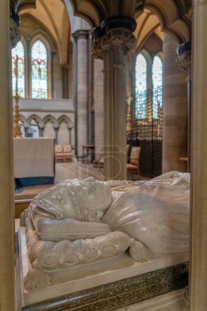 Téléchargez les photos : Salisbury, Royaume-Uni - 8 septembre 2022 : tombe de l'archevêque dans la nef latérale de la cathédrale de Salisbury - en image libre de droit