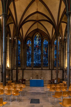 Téléchargez les photos : Salisbury, Royaume-Uni - 8 septembre 2022 : vue de la fenêtre des prisonniers de conscience à l'intérieur de la cathédrale de Salisbury - en image libre de droit