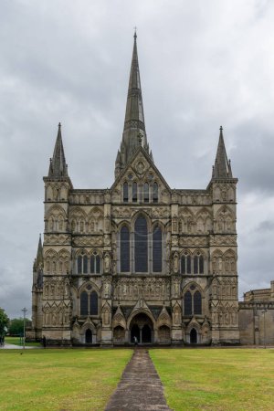 Foto de Salisbury, Reino Unido - 8 de septiembre de 2022: vista vertical del exterior de la histórica Catedral de Salisbury - Imagen libre de derechos