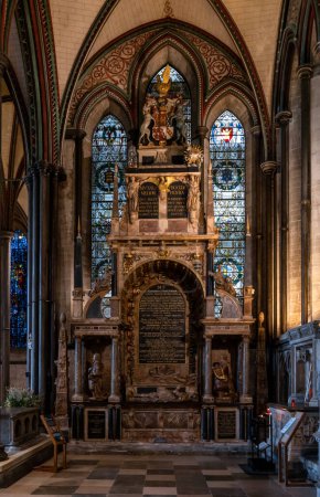 Téléchargez les photos : Salisbury, Royaume-Uni - 8 septembre 2022 : tombeau d'autel à l'intérieur de la cathédrale de Salisbury - en image libre de droit