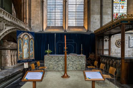 Téléchargez les photos : Salisbury, Royaume-Uni - 8 septembre 2022 : vue de la chapelle Sainte-Marguerite d'Écosse à l'intérieur de la cathédrale de Salisbury - en image libre de droit
