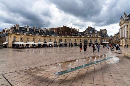 Téléchargez les photos : Dijon, France - 14 septembre 2022 : Place de la Liberacion dans le centre historique de Dijon sous un ciel orageux - en image libre de droit