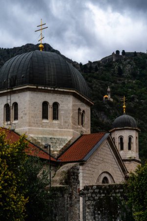 Foto de Kotor, Montenegro - 14 de septiembre de 2022: vista de la Iglesia de Santa Clara en el centro histórico de Kotor en Montenegro - Imagen libre de derechos
