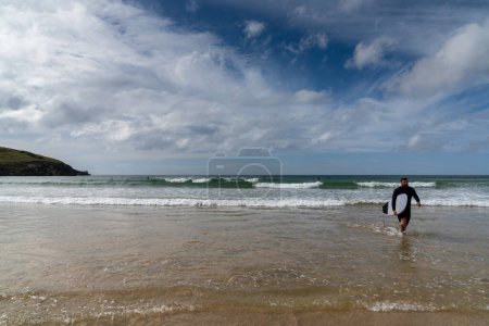 Téléchargez les photos : Newquay, Royaume-Uni - 4 Spetember, 2022 : vue sur la plage Fistral à Newquay avec des surfeurs profitant d'une journée d'été - en image libre de droit