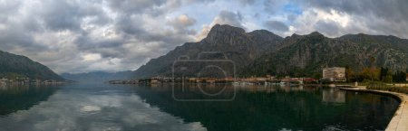 Foto de Kotor, Montenegro - 14 septiembre, 2022: panorama de la bahía de Kotor en la costa adriática de Montenegro en un día nublado - Imagen libre de derechos
