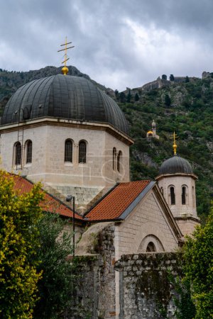 Foto de Kotor, Montenegro - 14 de septiembre de 2022: vista de la Iglesia de Santa Clara en el centro histórico de Kotor en Montenegro - Imagen libre de derechos