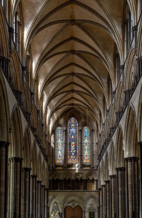 Téléchargez les photos : Salisbury, Royaume-Uni - 8 septembre 2022 : vue sur la nef latérale de la cathédrale historique de Salisbury - en image libre de droit