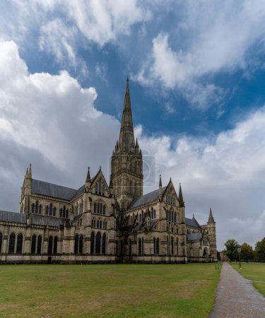 Téléchargez les photos : Salisbury, Royaume-Uni - 8 septembre 2022 : vue de l'extérieur de la cathédrale historique de Salisbury - en image libre de droit