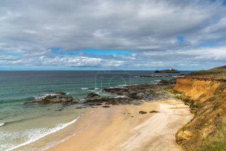 Téléchargez les photos : Vue sur la baie St. Ives en Cornouailles et petite plage près de Gwithian avec le phare de Godrevy en arrière-plan - en image libre de droit