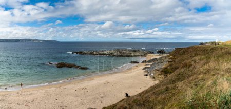 Téléchargez les photos : Vue sur la baie St. Ives en Cornouailles et petite plage près de Gwithian avec le phare de Godrevy en arrière-plan - en image libre de droit