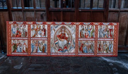 Téléchargez les photos : Salisbury, Royaume-Uni - 8 septembre 2022 : vue de la tapisserie frontale de l'autel Te Deum dans la chapelle du matin de la cathédrale de Salisbury - en image libre de droit