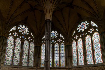 Téléchargez les photos : Salisbury, Royaume-Uni - 8 Septembre, 2022 : Vitraux à l'intérieur de la Maison du Chapitre dans la cathédrale de Salisbury - en image libre de droit