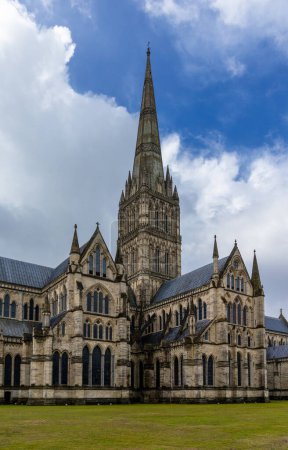 Téléchargez les photos : Salisbury, Royaume-Uni - 8 septembre 2022 : vue de l'extérieur de la cathédrale historique de Salisbury - en image libre de droit