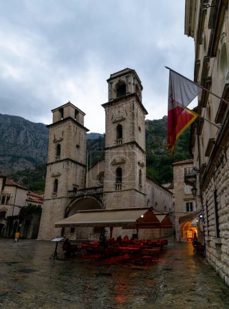 Foto de Kotor, Montenegro - 14 de septiembre de 2022: la catedral de Svetog Tripuna y la plaza de la ciudad en el centro histórico de Kotor - Imagen libre de derechos