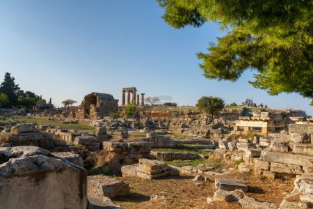 Téléchargez les photos : Corinthe, Grèce - 8 novembre 2022 : vue sur les ruines de l'ancienne Corinthe dans le sud de la Grèce avec le temple d'Apollon en arrière-plan - en image libre de droit
